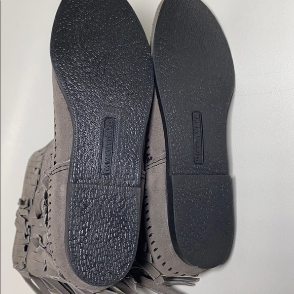 Women’s size 6 Minnetonka Grey Fringe boots - Picture 5 of 7